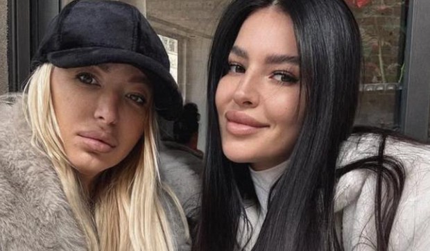 Ana Rajković sa majkom