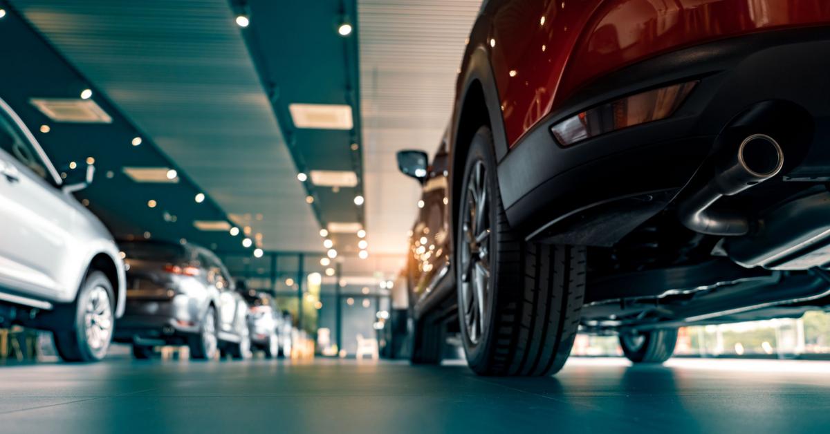 Sprzedaż samochodów w Europie. Elektryki ratują branżę… oprócz Tesli