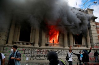 Gwatemala: Protestujący podpalili parlament