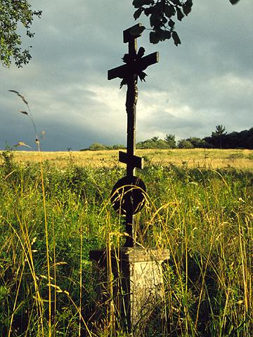 Stary krzyż na cmentarzu w Tworylnem w Bieszczadach, fot. Paweł Klimek