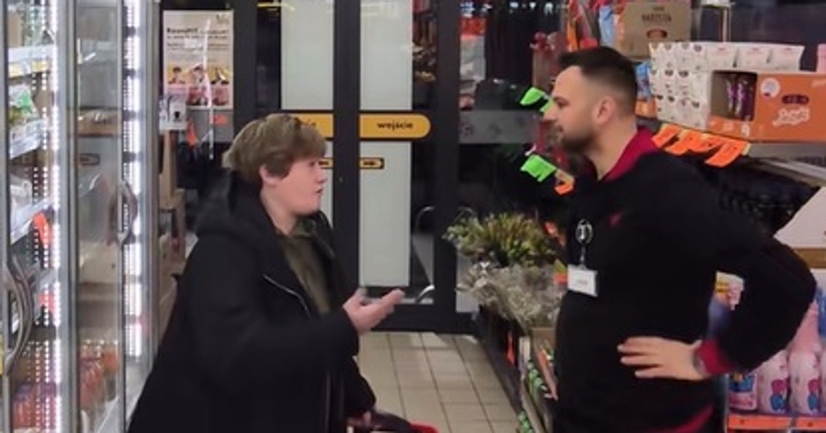 To zrobił kasjer, gdy weszła do Biedronki. Internautka: "oplułam telefon"