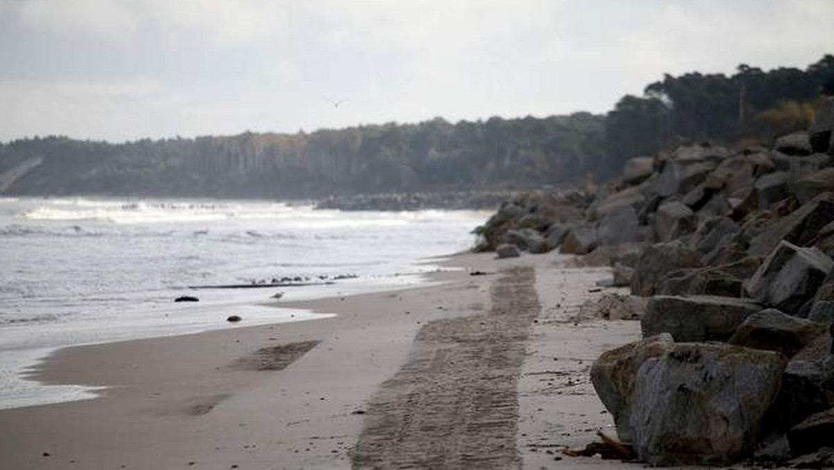 Ustecka plaża wschodnia zamienia się w jeden wielki plac budowy. Na dobre trwają prace związane z budową sztucznej rafy, która uchronić ma nabrzeże przed niszczycielską siłą morza, która corocznie podmywa plaże - informuje "Głos Pomorza".