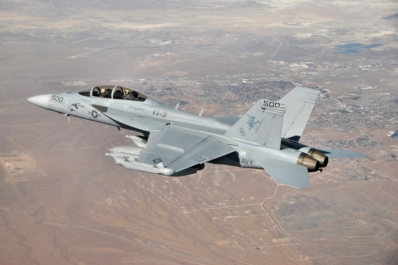 EA-18G Growler to amerykański samolot przeznaczony do wykonywania misji przełamywania obrony przeciwlotniczej.