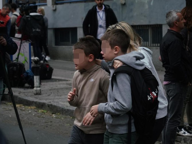 "Je l' to znači da svi 13-godišnjaci u Srbiji mogu da pucaju i prođu nekažnjeno?" - jedno je od pitanja uplašene dece