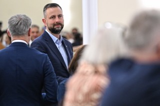 Trzeszczy w koalicji rządowej. Wicepremier i szef MON nie przebiera w słowach