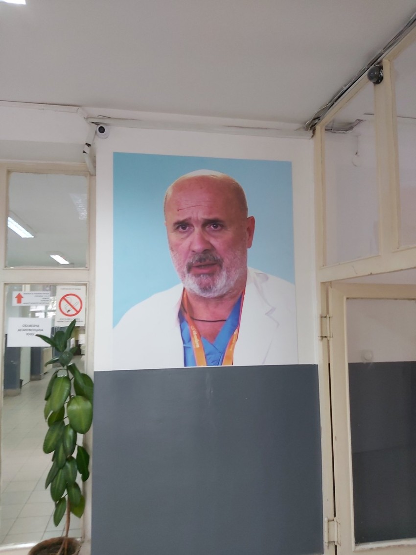 Portret dr Laze u školskom hodniku 