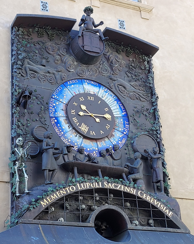 Piwny zegar w Żatcu — jego mieszkańcy przekonują, że kto pije dwa piwa dziennie, pójdzie do piwnego nieba wyobrażonego na tym zegarze