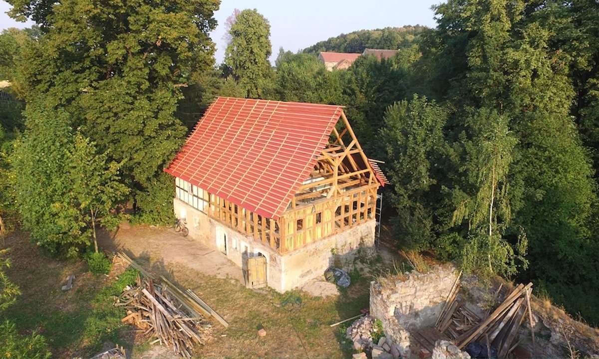 Ania i Paul uratowali stary dom przysłupowy. "Woda lała się przez stropy"