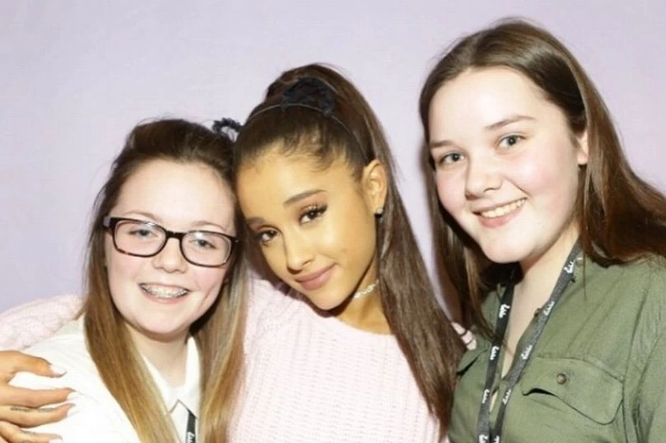 Džordžina Kalander (levo) sa Adrijanom Grande i drugaricom