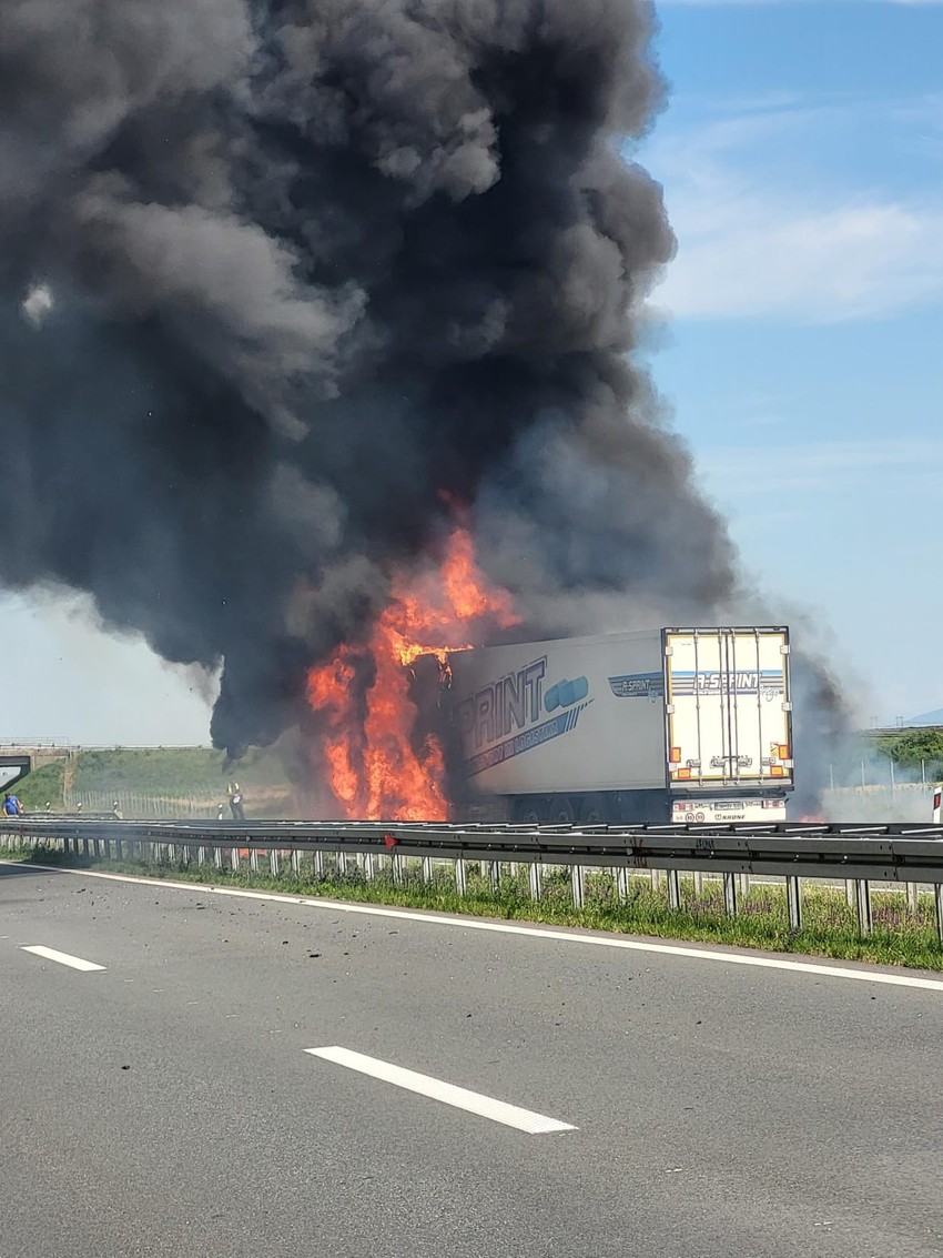 Gori kamion na autoputu 