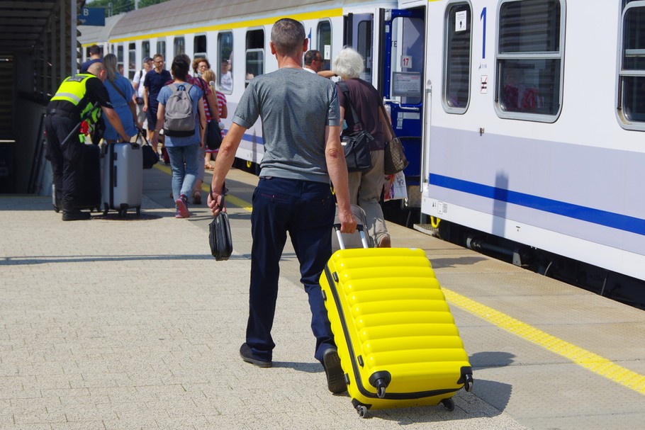 Wątpliwości co do tego, czy nielimitowany urlop rzeczywiście poprawia dobrostan pracowników, nie są na wyrost. Zjawisko robi się już na tyle powszechne, że zaczęto je mierzyć i badać. Robi to m.in. Namely amerykańska firma tworząca platformę do zarządzania zasobami ludzkimi. Z jej wyliczeń wynika, że pracownicy obdarzeni tym przywilejem i tak spędzają na urlopie o 2 dni mniej, niż ci którzy wakacje mają limitowane