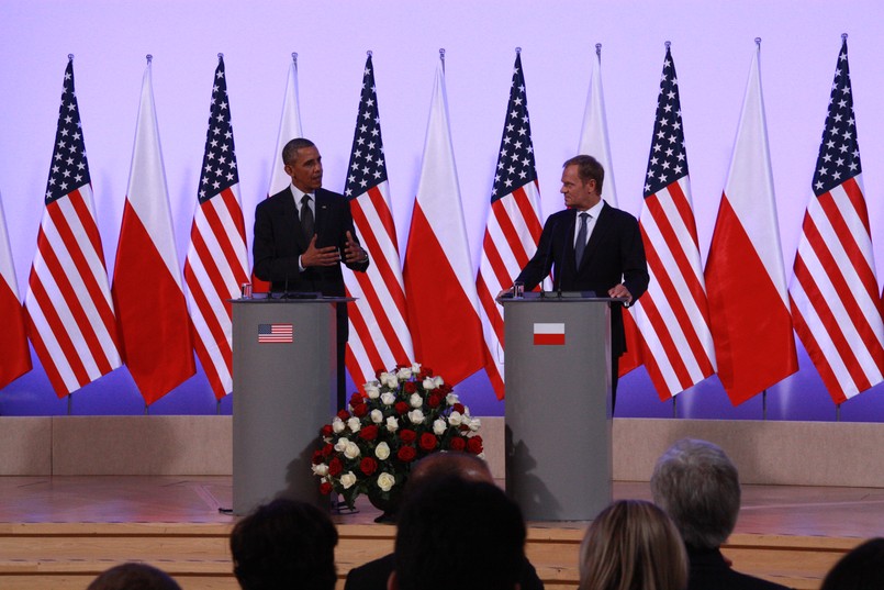 Polska największym przyjacielem Ameryki. Przekonywał o tym prezydent Barack Obama po spotkaniu z premierem Donaldem Tuskiem. Szef polskiego rządu dziękował Amerykanom za szybką i skuteczną reakcję na kryzys ukraiński i wsparcie polityczne dla Polski. Amerykański prezydent chwalił Polskę za rozwój gospodarczy przy trudnych reformach ostatnich 25 lat i mówił, że USA nie ma na świecie większego przyjaciela. "Dobrze jest mieć przyjaciół w dobrych czasach, ale jeszcze lepiej w trudnych" - powiedział Obama