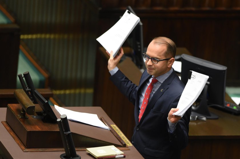 Przedszkole w Sejmie. Szczerba rzuca papierami i dostaje pieluchą