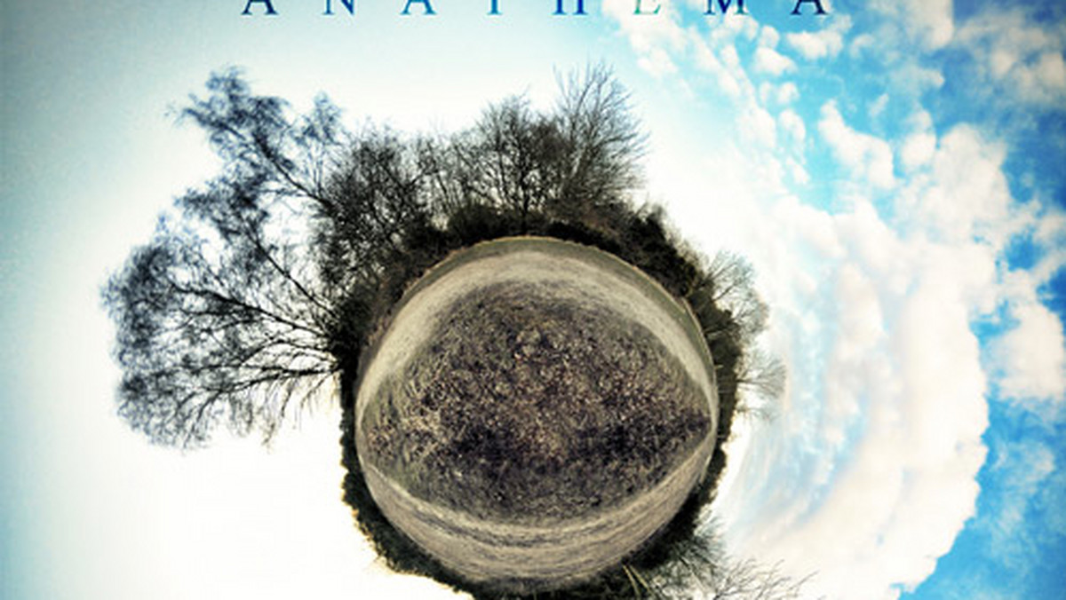 Nowy album Anathemy stanowi esencję "rocka atmosferycznego". Nie tylko ze względu na tytuł i teksty, przywołujące chmury, błyskawice i różne fenomeny pogodowe. Ta płyta to po prostu zgrabny obłok eterycznych brzmień, z której potrafi też spaść całkiem rzęsisty rockowy deszcz.
