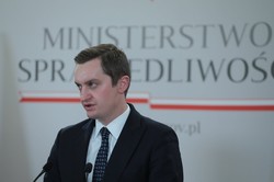 "Odpięli wrotki"? Sebastian Kaleta "podaje fakt" o kredycie PO w niemieckim banku