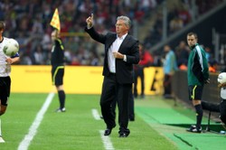 Guus Hiddink zostaje w Rosji. Przedłużył kontrakt Anży Machaczkała