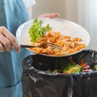 Fejenként 62 kg ételt pazarolunk el évente