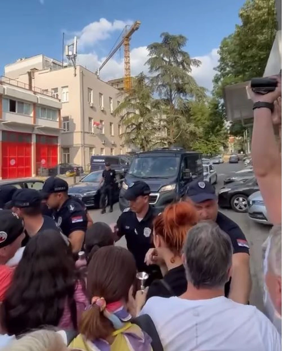 Scena ispred Policijske stanice na Voždovcu