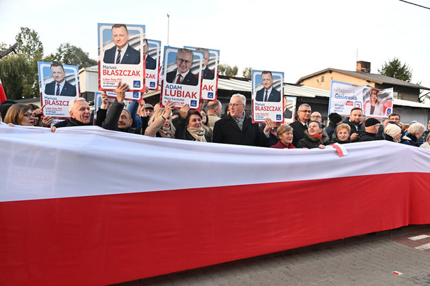 Uczestnicy manifestacji przed siedzibą ATM Studio w Warszawie, gdzie odbywa się "Debata wyborcza 2023" Telewizji Polskiej