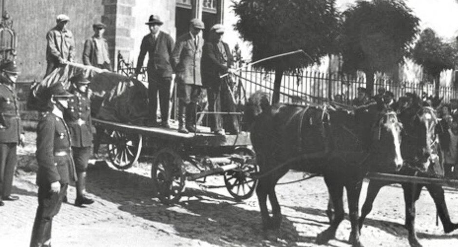 Zwłoki straconych wywożone po egzekucji z więzienia w Inowrocławiu w 1933 r.