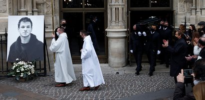 Gaspard Uliell zginął w wypadku na nartach. Miał tylko 37 lat. Przejmujące sceny na pogrzebie. Żegnały go wielkie gwiazdy [ZDJĘCIA]