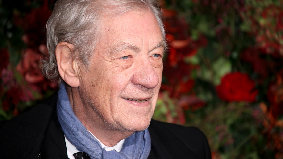 Ian McKellen zasugerował w rozmowie z BBC, że Kevin Spacey i Bryan Singer dopuszczali się molestowania, ponieważ nie mogli mówić otwarcie o swojej seksualności. Aktor przeprosił za swoje słowa, nazywając je "bardzo niewłaściwymi".