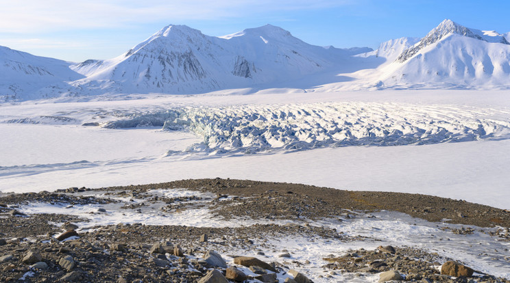 Ki gondolná e jeges tájról, hogy hatalmas fenyegetés húzódik meg a föld felszíne alatt. Ha a svalbardi permafrost alól kiszabadul a metán egy megállíthatatlan felmelegedési örvénybe zuhanunk. / Fotó: Martin Zwick/REDA&CO/NorthFoto
