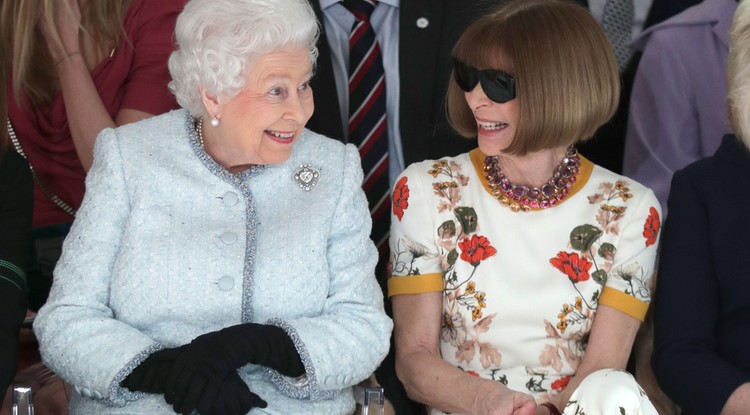 Mi történik most Erzsébet királynő ruhatárával? Erzsébet királynő és Anna Wintour a 2018-as London Fashion Week-en Fotó: Getty Images