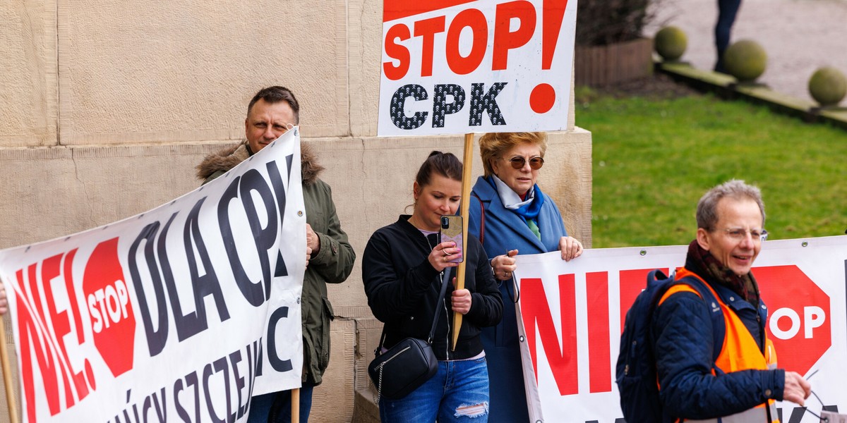 Wielu mieszkańców terenów, na których mają się znaleźć inwestycje pod CPK, protestuje przeciw rządowym planom. Są natomiast i tacy, którzy przystąpili do Programu Dobrowolnych Nabyć.