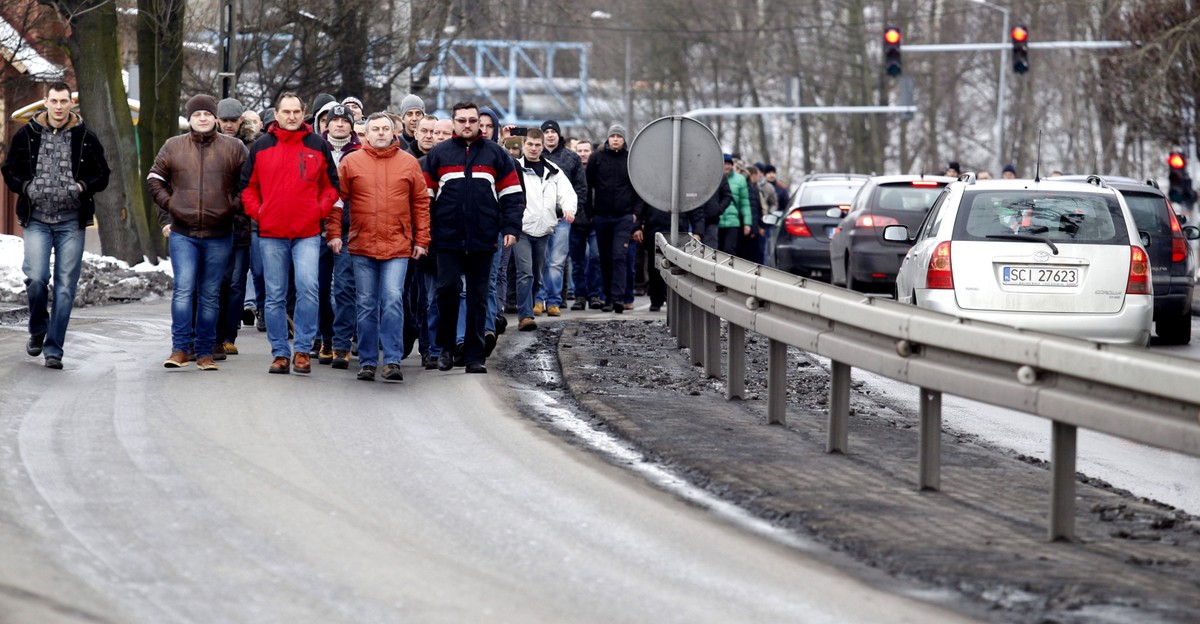Pracownicy strajkującej KWK Borynia-Zofiówka-Jastrzębie Ruch Jas-Mos blokują jedno z rond w Jastrzębiu Zdroju