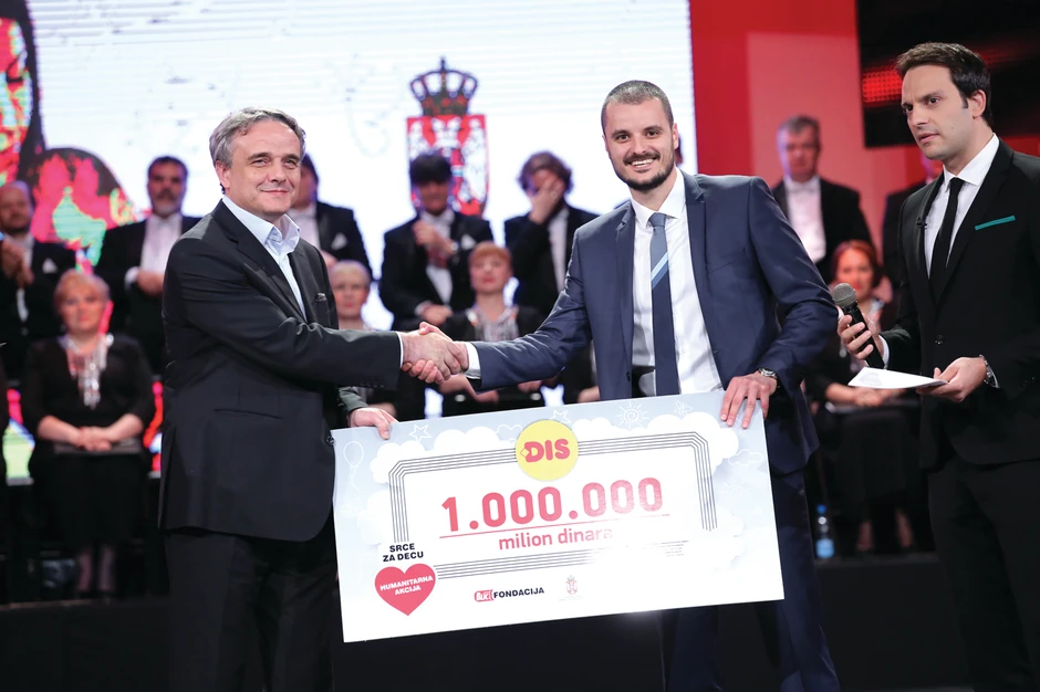 Još milion: Donaciju kompanije "DIS" uručio je MIlan Ivanović