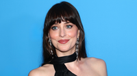 Dakota Johnson a világ legapróbb bikinijében robbantja be a nyarat: elképesztő formában van a színésznő