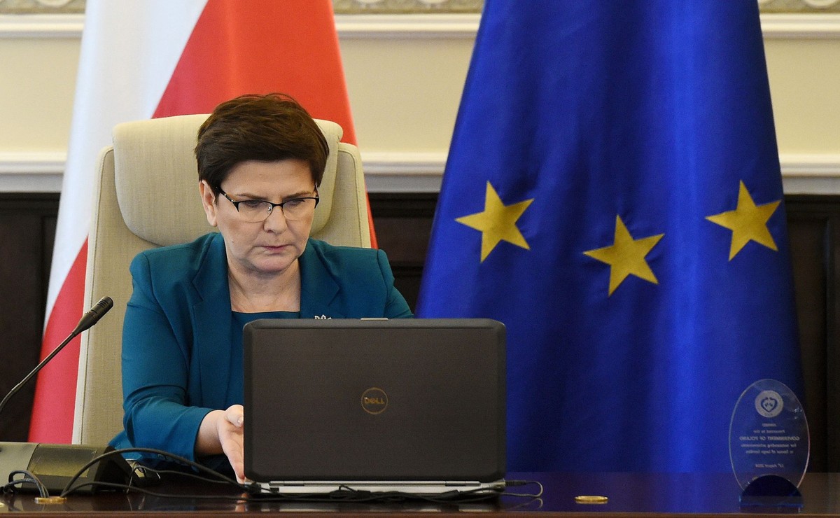 "Ale w określonej sytuacji, którą w tej chwili mamy, wartością jest to, że Deklaracja powstała i jest kompromisem, który jest do przyjęcia dla wszystkich" - podkreśliła Szydło.