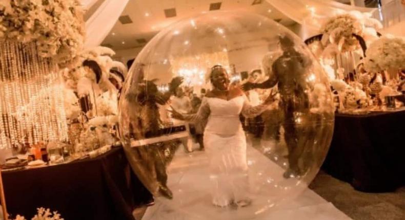 Excitement galore as bride arrives at her wedding anniversary in a big inflatable balloon (photo)