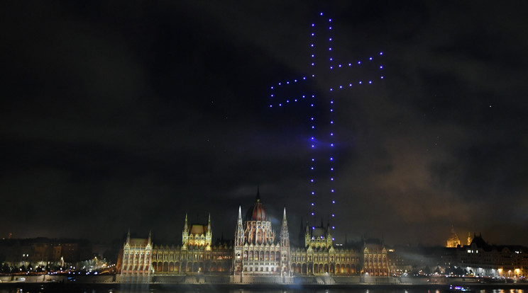 Keresztet mintázó fényjáték a Duna felett, az Országház előtt Budapesten az államalapítás ünnepén, Szent István napján 2021. augusztus 20-án. / Fotó: MTI/Máthé Zoltán