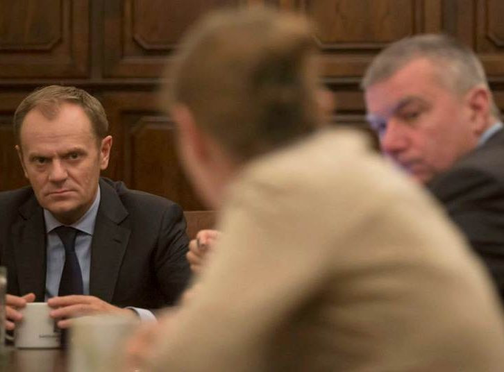 Nocna narada w kancelarii premiera. Tusk, Sikorski, Graś