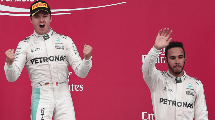 Nico Rosberg (balra) boldogsága a Japán Nagydíj után: már 33 ponttal vezet Lewis Hamilton előtt / Fotó: AFP