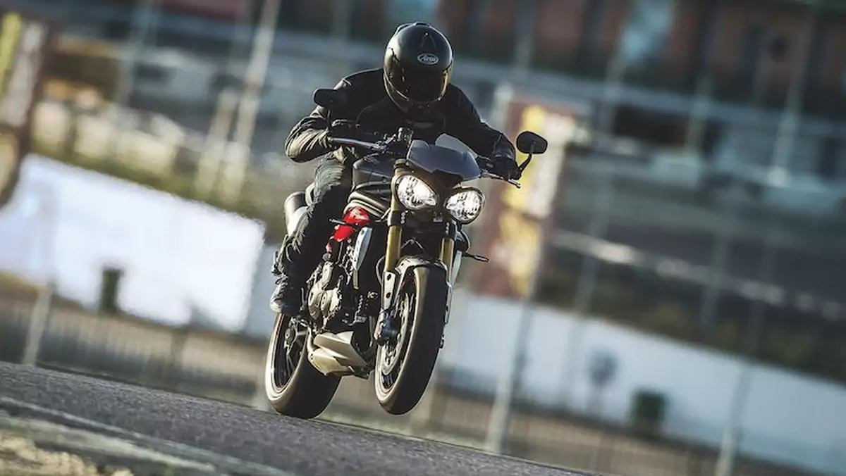 Europejczycy coraz chętniej kupują nowe motocykle. Na fot. najnowszy Triumph Speed Triple R