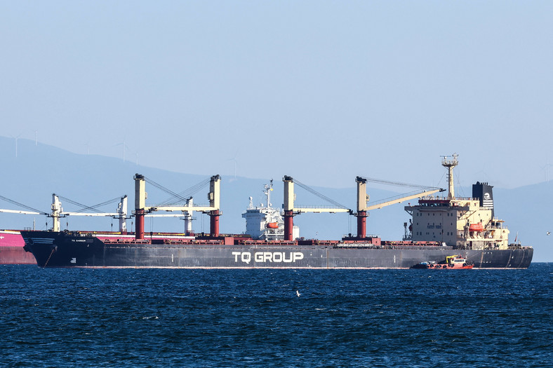 Pływający pod banderą Turcji TQ Samsunhe, ostatni statek zbożowy, który opuścił ukraiński port od czasu wyjścia Rosji z umowy o korytarzu zbożowym widziany na Morzu Marmara, Stambuł, Turcja, 18 lipca 2023 r.
