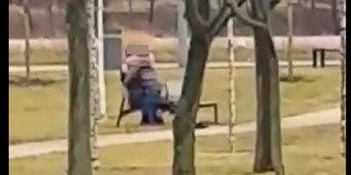 Parę poniosły emocje w poznańskim parku.