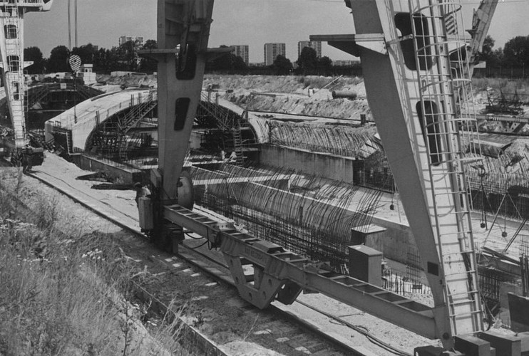 Szkicowy plan kierunków tras metra został zatwierdzony w 1927 roku, zaraz potem rozpoczęto pierwsze badania geologiczne. Jak informuje Biuro Planowania Rozwoju Warszawy, jako linię do realizacji w pierwszej kolejności plan ten wskazywał trasę północ-południe - od Pl. Unii Lubelskiej do rejonów dzisiejszego Ronda „Radosława”. Drugą linią miała być kolej łącząca Plac Saski (ob. Piłsudskiego) z Pragą. Na zdjęciu: budowa stacji Kabaty, źródło: Metro Warszawskie