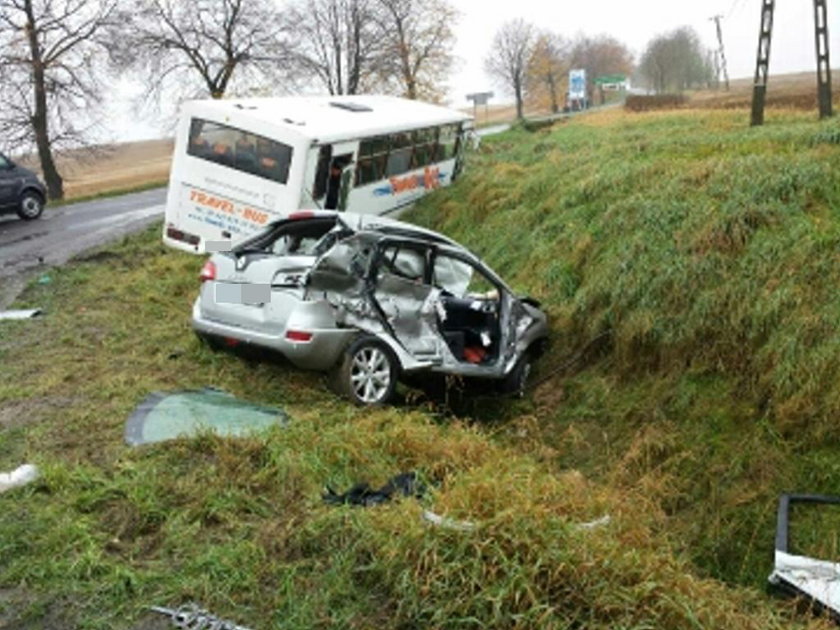 Tragiczny wypadek w Bogdanowicach na Opolszczyźnie. Na zdj. rozbite renault i autubus, w który wjechało