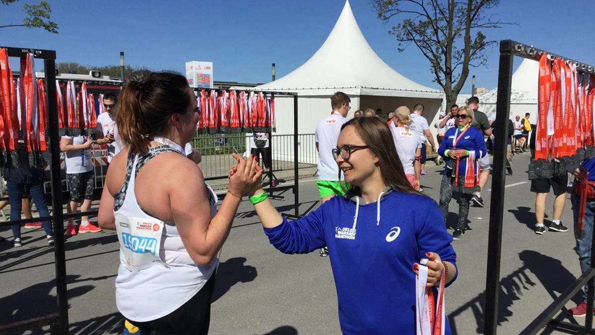 116 podopiecznych Fundacji "ORLEN – DAR SERCA" zagrzewało do walki biegaczy podczas ORLEN WARSAW MARATHON. Młodzież z Rodzinnych Domów Dziecka oraz stypendyści Fundacji i ich rodzice przyjechali na to wydarzenie z całej Polski. Pokonali setki kilometrów, by wesprzeć organizację maratonu, ale przede wszystkim, by kibicować zawodnikom i motywować ich do osiągnięcia jak najlepszego wyniku.