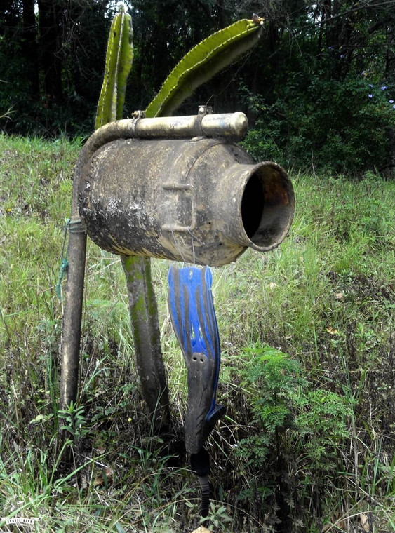 Skrzynka z zawieszoną płetwą, fot. whereisjuli.com