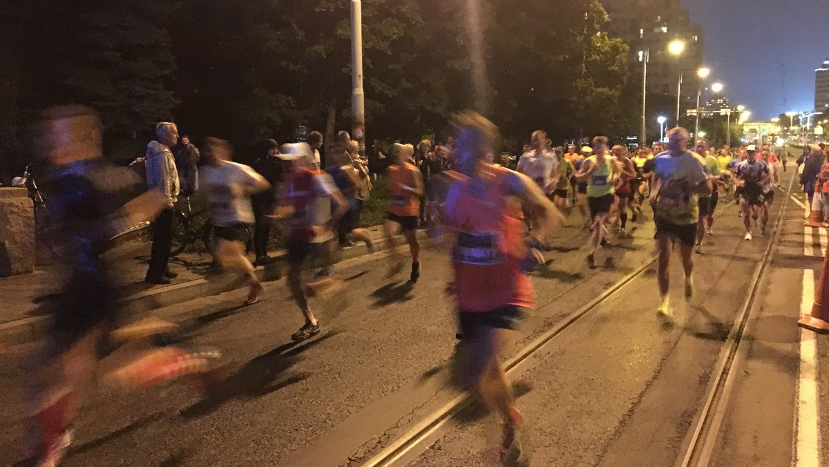 Już w najbliższą sobotę odbędzie się szósta edycja nocnego wrocławskiego półmaratonu. W imprezie ulicami miasta pobiegnie 12 tysięcy osób, najwięcej w historii. Z okazji 100-lecia niepodległości wszyscy uczestnicy wystartują w biało-czerwonych koszulkach. W czasie biegu kierowcy muszą się liczyć z utrudnieniami. Inaczej będzie też kursować komunikacja miejska.