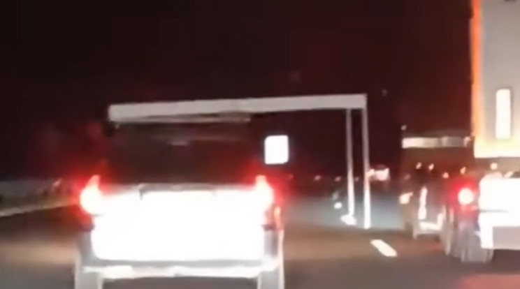 Lehetetlent nem ismerve, így szállította az asztalt egy sofőr az autópályán / Fotó: YouTube