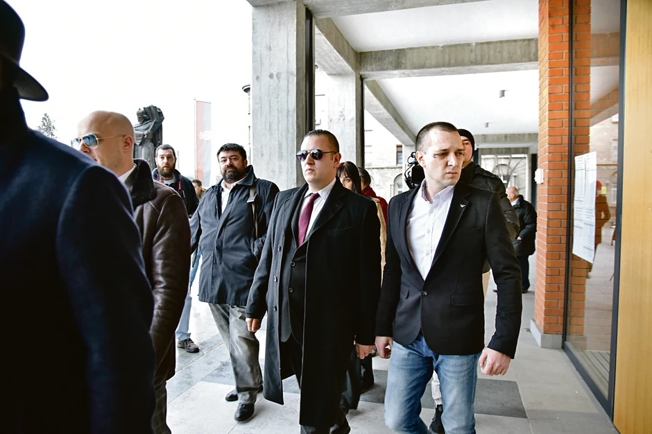 Miloš Marjanović juče je pred sudom svedočio i tada objasnio da se Zoran spuštao do kanala i tako dao odgovor na pitanje odakle blato na pantalonama 