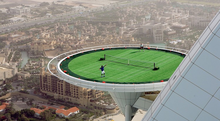 Federer és Agassi ezzel az egyedülálló attrakcióval reklámozta a Burj al-Arab luxushotelt