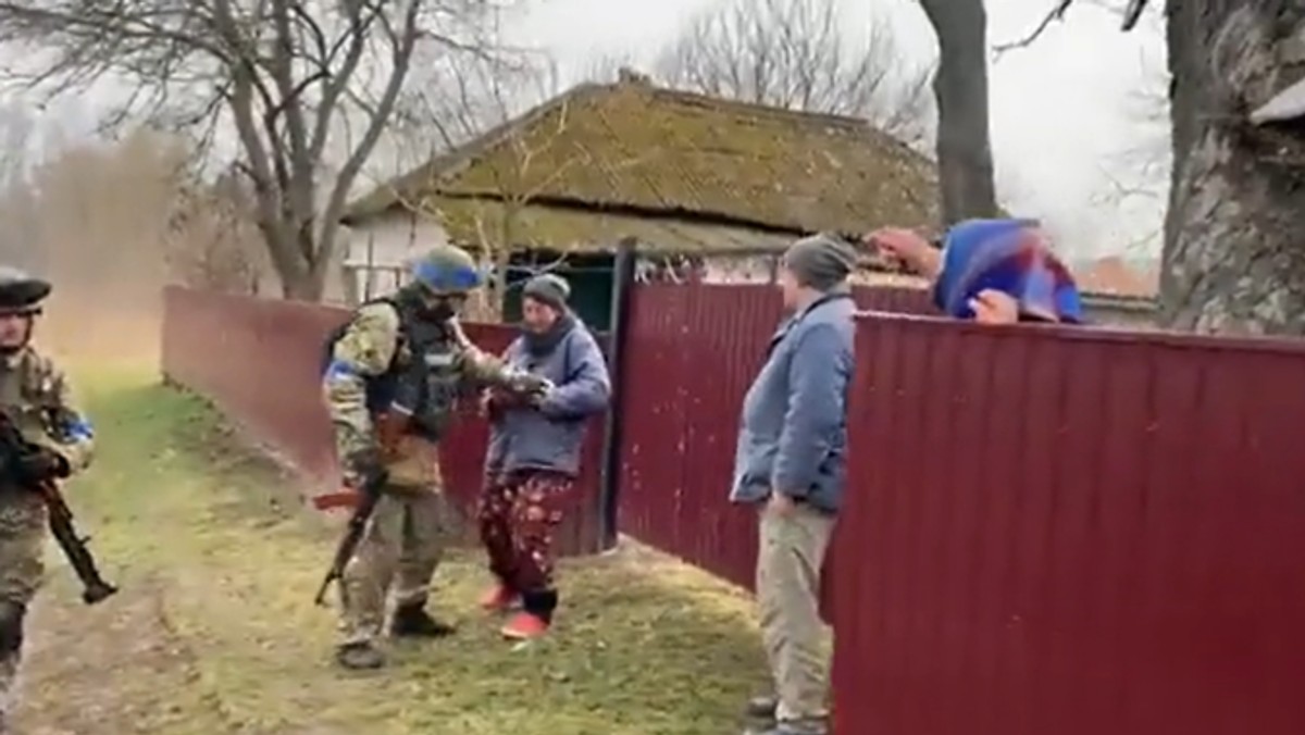 Tak cywile witają ukraińską armię. Dzielą się jedzeniem [WIDEO]