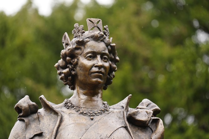 Otkriven prvi spomenik britanske kraljice Elizabete nakon njene smrti